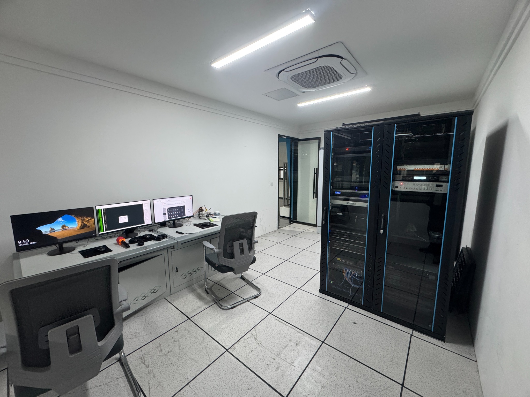 Cloud computing data room